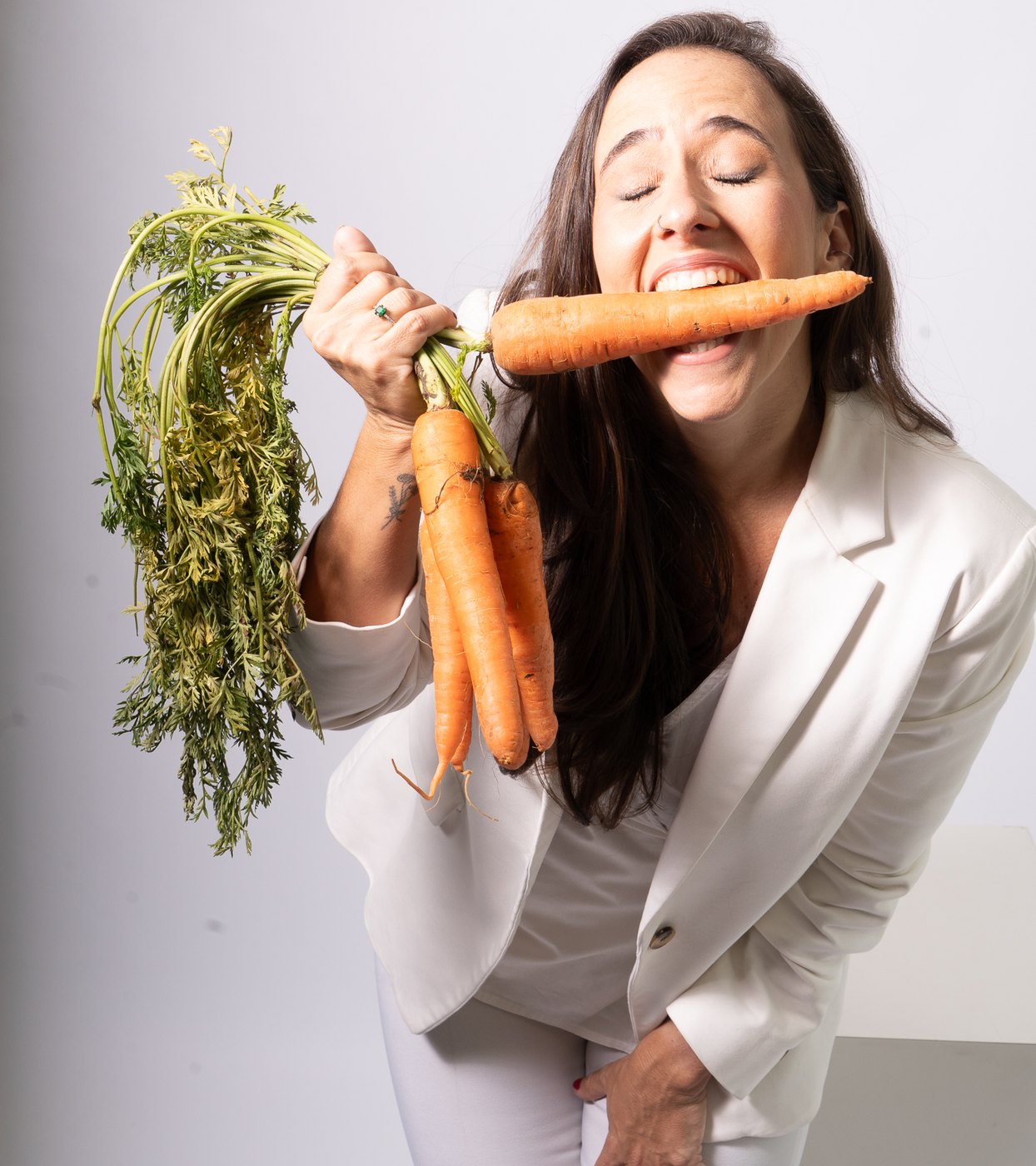 Elisa Ferreira provando uma pitaya
