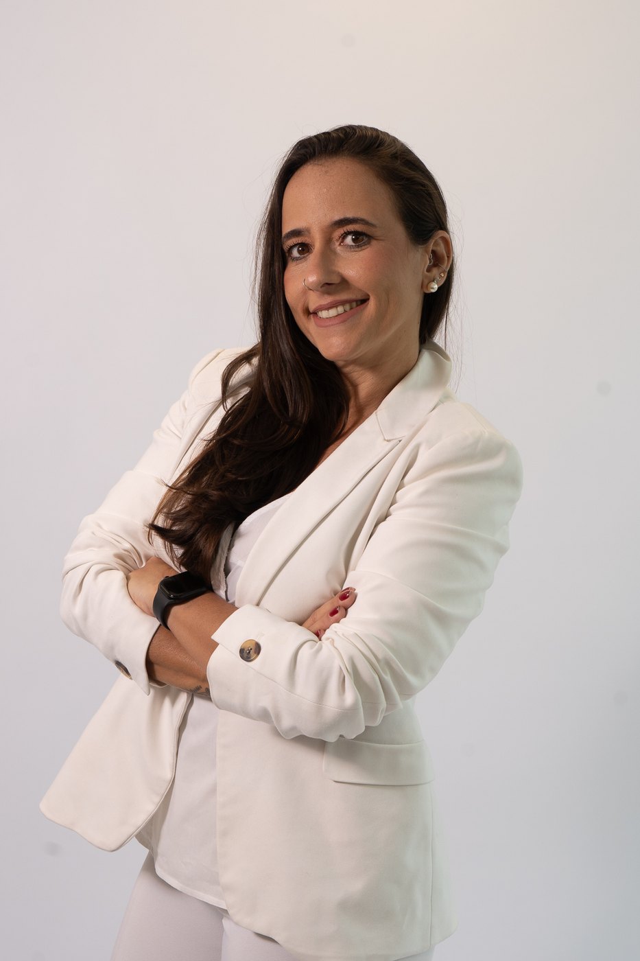 Elisa Ferreira, nutricionista, sorrindo e segurando cenouras
